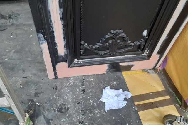 岡山市　結婚式場　扉塗装の画像02