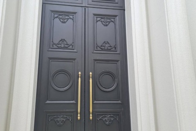 岡山市　結婚式場　扉塗装の施工前画像