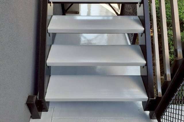 福山市　通路土間・階段踏板　塗装工事の画像02