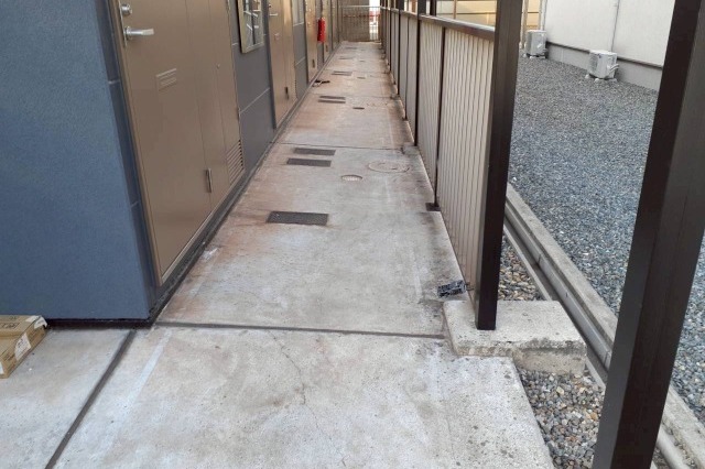福山市　通路土間・階段踏板　塗装工事の施工前画像